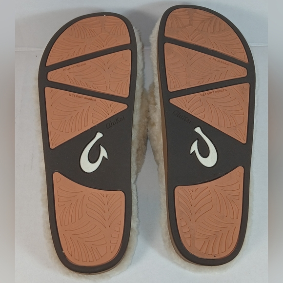 Olukai Kīpe'a Heu Women’s Fuzzy Slipper Sandals in cream - Picture 7 of 11